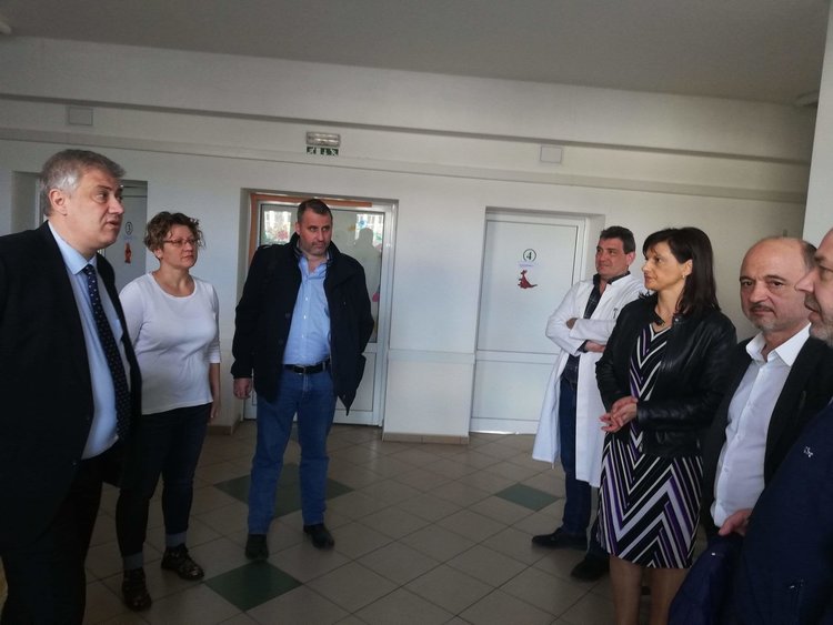 Над 300 деца прегледаха специалисти от "Пирогов " в Смолян, много се оказали с изкривен гръбнак