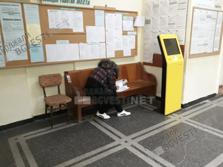 Луминисцентна лампа запали Бюрото по труда в Кърджали по време на учение на Пожарната