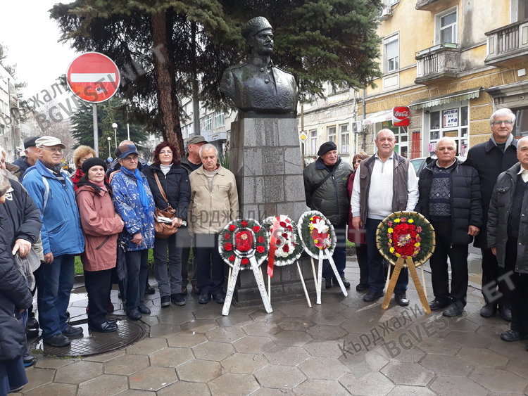 Тракийци с венци пред паметниците на войводите в Кърджали