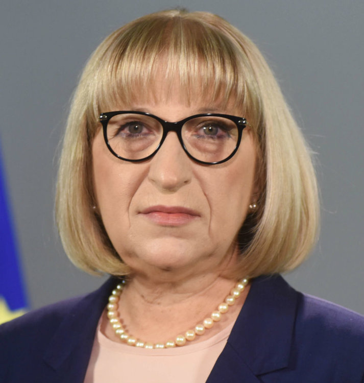 Цецка Цачева подава оставка