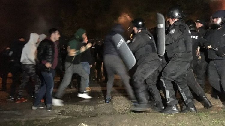 Трета нощ безредици в Габрово