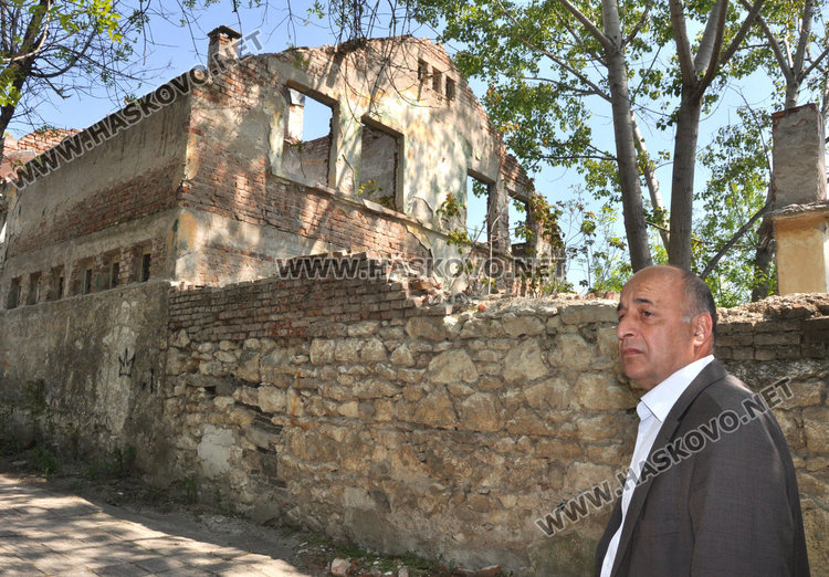 Бутат опасен казармен зид, гледат за опасни сгради в Хасково