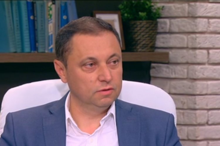 Яне Янев обяви КПКОНПИ за аматьори, Манолев за феодал, а Кунева прокарала скопен закон