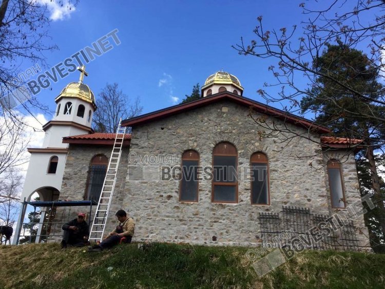 Стотици християни и мюсюлмани дариха за възстановяването на легендарен храм в Златоград