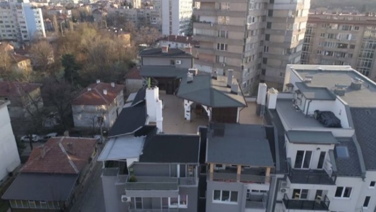 Терасата на шефа в отпуск на КПКОНПИ не е обща част, постройките - незаконни