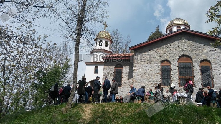 Тържествено осветиха изцяло обновената църква "Свети Атанасий Велики", светецът е пазител на Златоград
