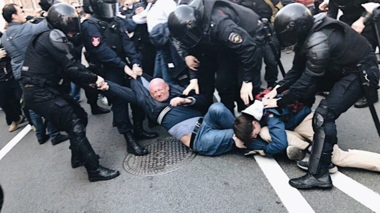 Арестуваха над 120 души на първомайските митинги в Русия 
