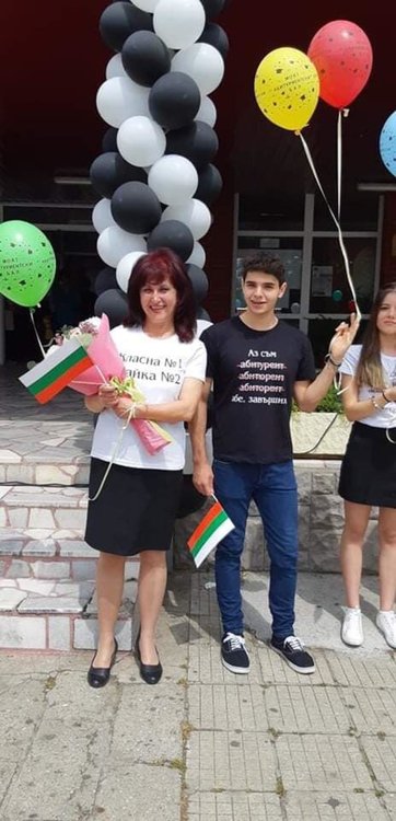 Разноцветни балони полетяха в небето над СУ „Проф. Д-р Асен Златаров“
