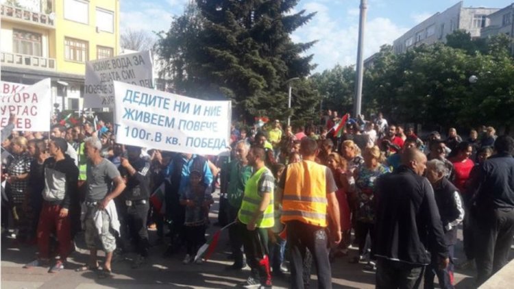 Роми на протест в центъра на Бургас - спряха им водата за неплатена сметка 100 000 лв.