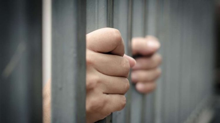 Задържаха петима за грабеж, насилвали млада жена