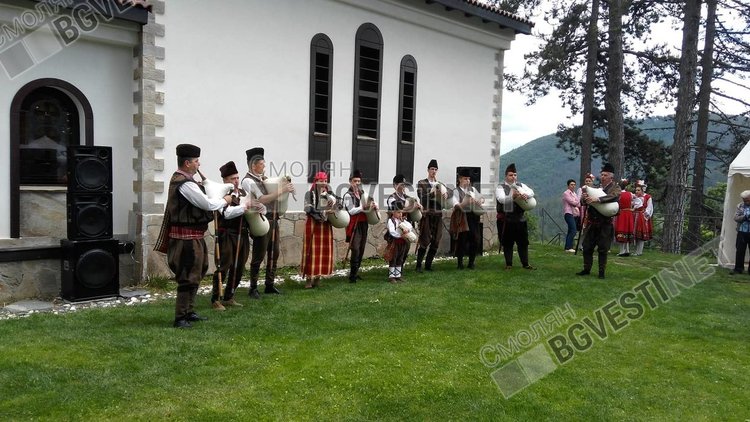 13 казана курбан за празника на Свети Спас дариха шофьорите от Смолян