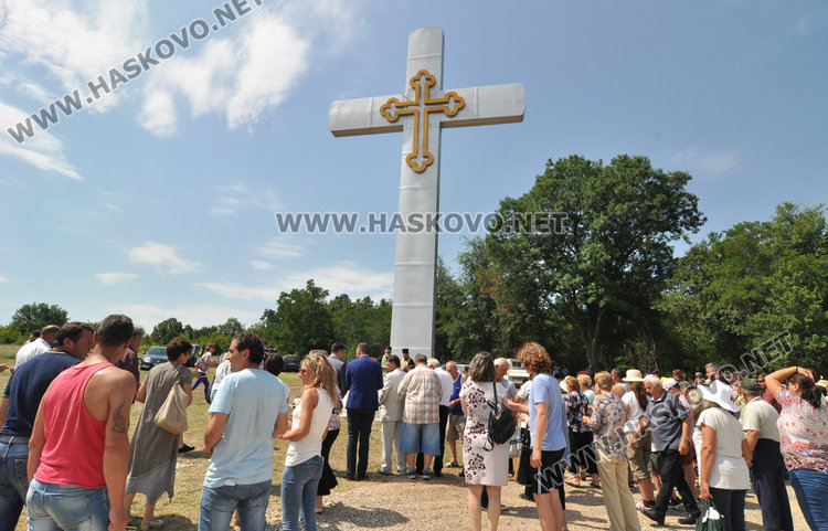 15-метров кръст осветиха на Св. Дух край Горски извор