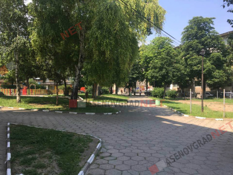 Пръскаха срещу кърлежи паркове, градини и зелени площи