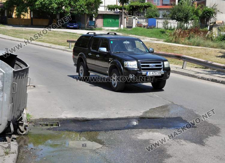 Асфалтираха обезопасената с камъни дупка на "Дунав", но още блика вода