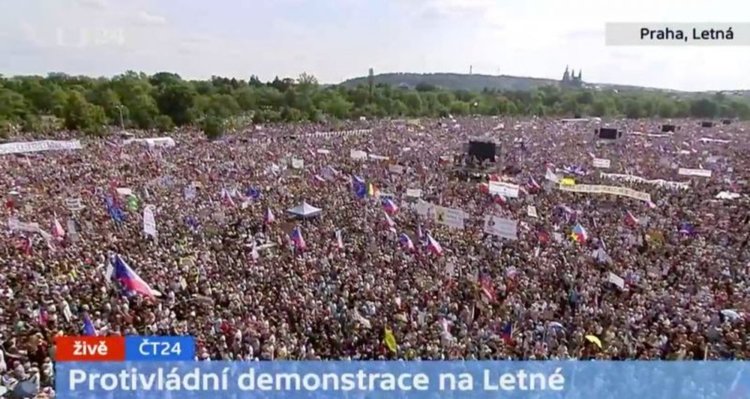 Стотици хиляди чехи на най-масовия протест от падането на комунизма