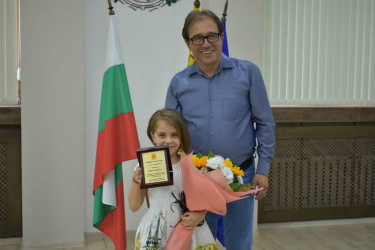 В родния Асеновград: Подаръци и изненади за талантливата Ели Василева