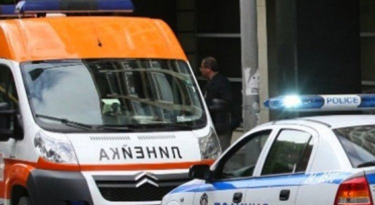 Жена с опасност за живота след удар от кола пред блок в Хасково