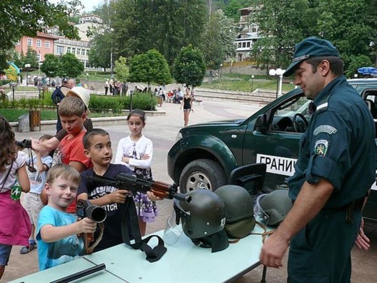 Благотворителен концерт, демонстрация на оръжие и техника, и състезания за празника на МВР в Смолян
