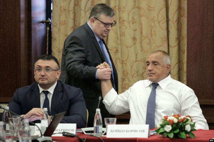 Миналата година заловени 110 тона канабис, тази година - 11 тона нарязан тютюн (видео)