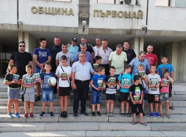 Малки футболисти се срещнаха с легенди на "Ботев"