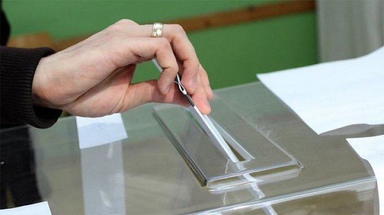 Българите масово не вярват на партии и политици и че изборите са честни