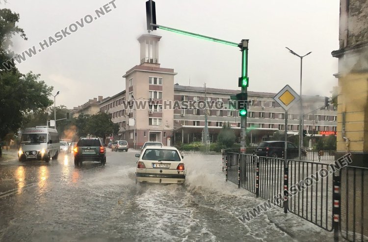 Оранжев код за валежи до 60 л/кв.м и гръмотевици в Хасковско