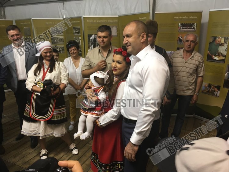 Селфи мания окупира президента Радев на Роженския събор