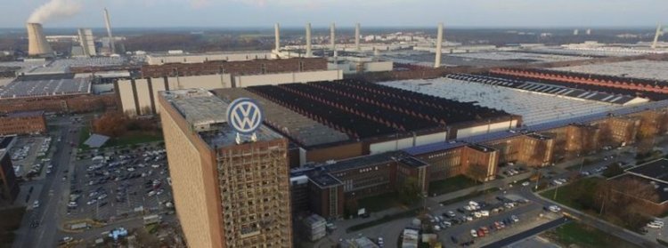 От правителството в Берлин за ARD: Заводът на VW ще е в Маниса, Караниколов: Още сме в играта