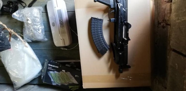 Арести на ОПГ за разпространение на марихуана на едро, иззети автоматично оръжие и пари