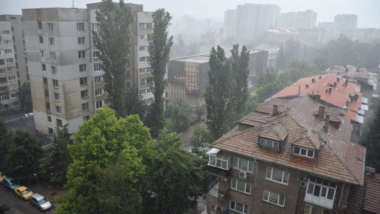 Буря причини смъртта на мъж и рани жена в Долни Богров