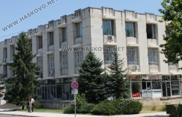 ДБТ обяви свободните роботни места - търсят музикален продуцент по Закона за хора с увреждане и още...
