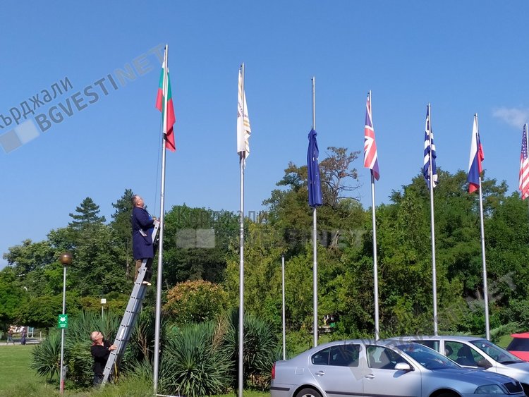 Смениха след бурята националния трибагренк пред общината в Кърджали