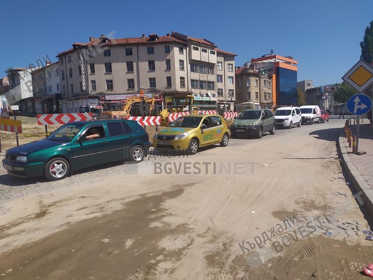 Задръствания преди Байрама в Кърджали, нашествие на автомобили от Запад и Изток