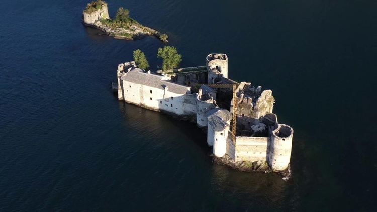 Бурята събори кулокран върху средновековен замък в Лаго Маджоре (видео)