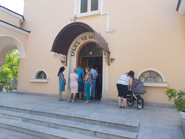 Десетки миряни влязоха в църквата на Успение Богородично
