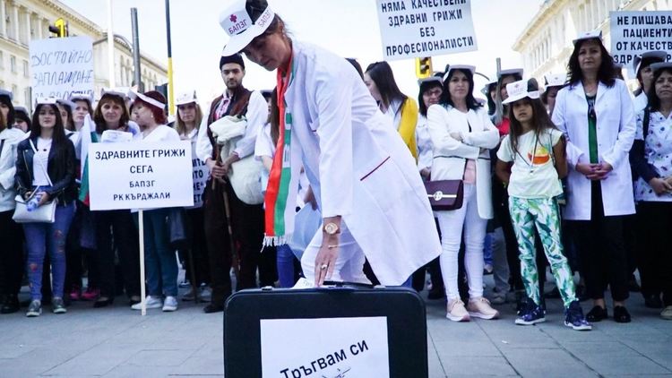 Национален протест на медицинските сестри, полицаи и пожарникари подкрепят
