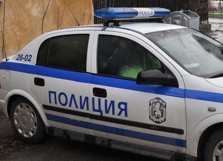 Шофьор на Тойота се заби в дърво, Мерцедес се преобърна на завой