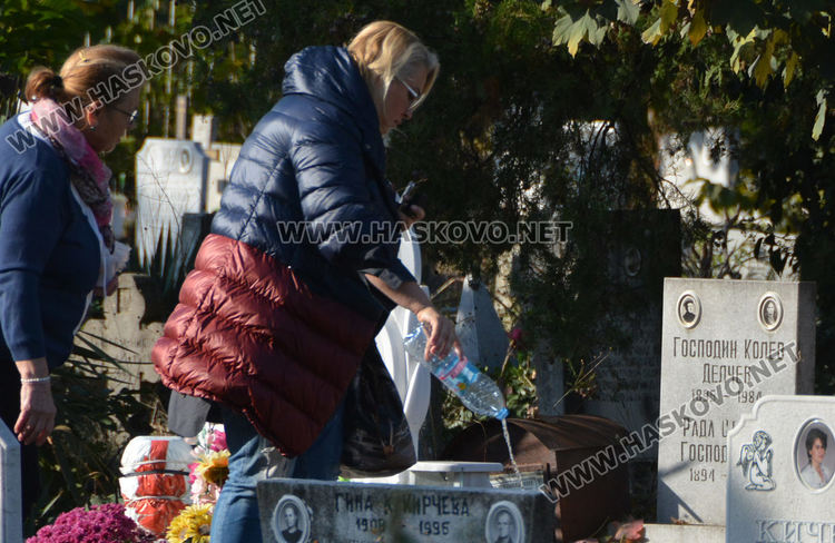 Хасковлии отдадоха почит към мъртвите на Архангелова задушница