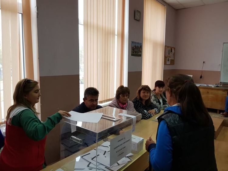 Два сигнала за неправомерно вписани избиратели провериха от ОИК