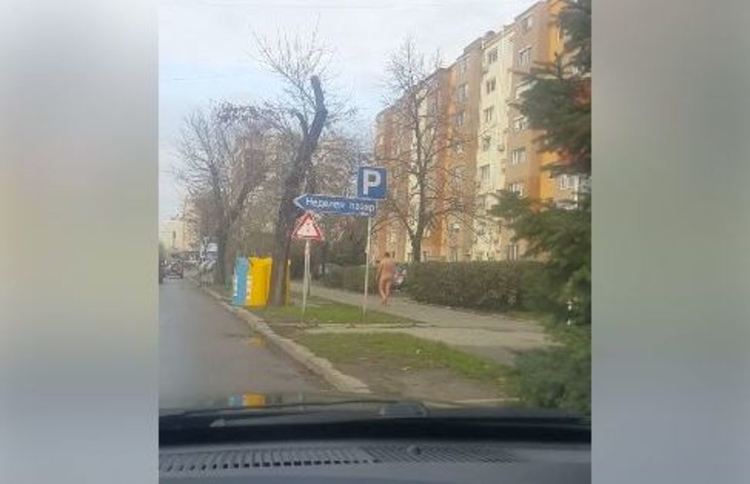 От социалната мрежа: Гол мъж се разхожда по димитровградски тротоар – ВИДЕО 16+