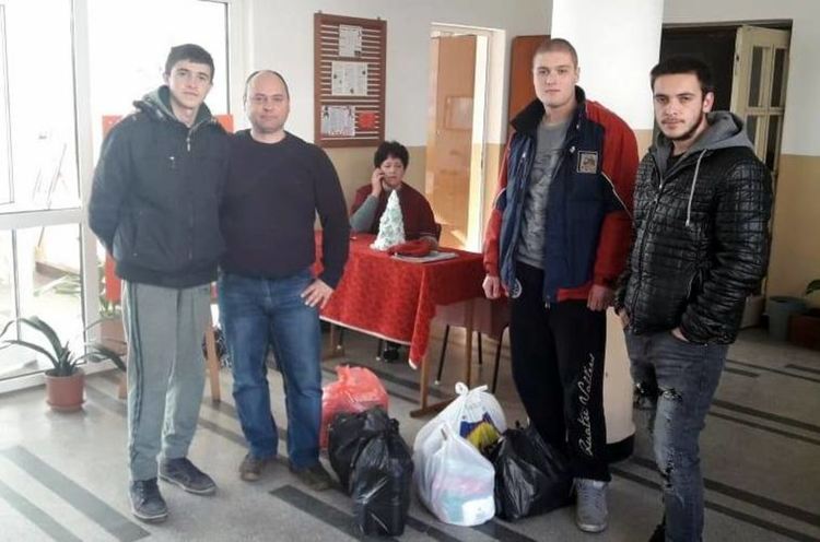Ученически клуб "Милосърдие" раздаде пакети с храни на 127 семейства в нужда