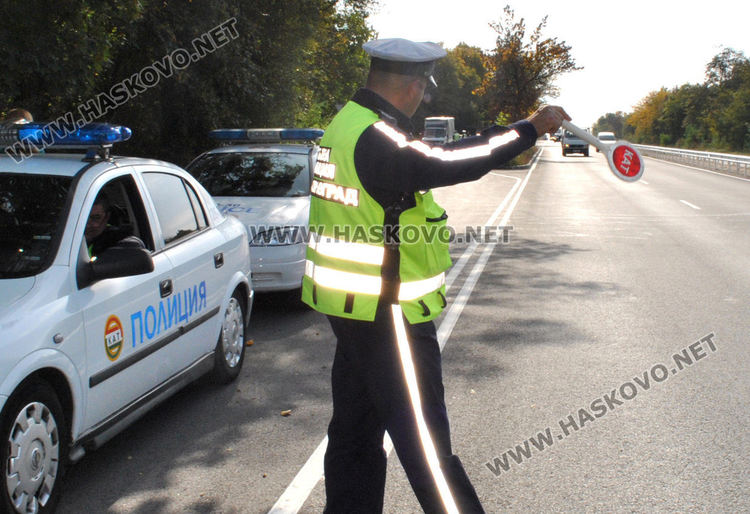Закопчаха пиян шофьор, дрогиран и трима без книжка