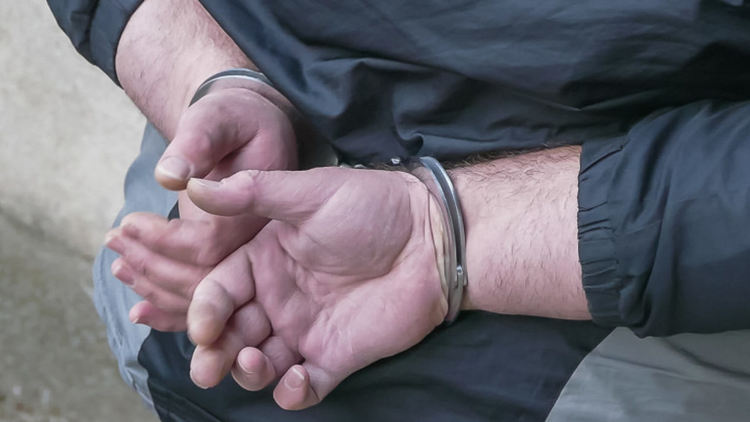 Арестуваха двама пътни полицаи за схема с фалшиви регистрации на камиони