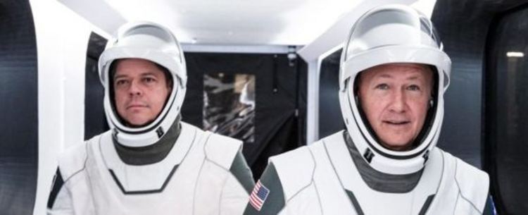 SpaceX стартира историческа мисия с хора на борда на Crew Dragon