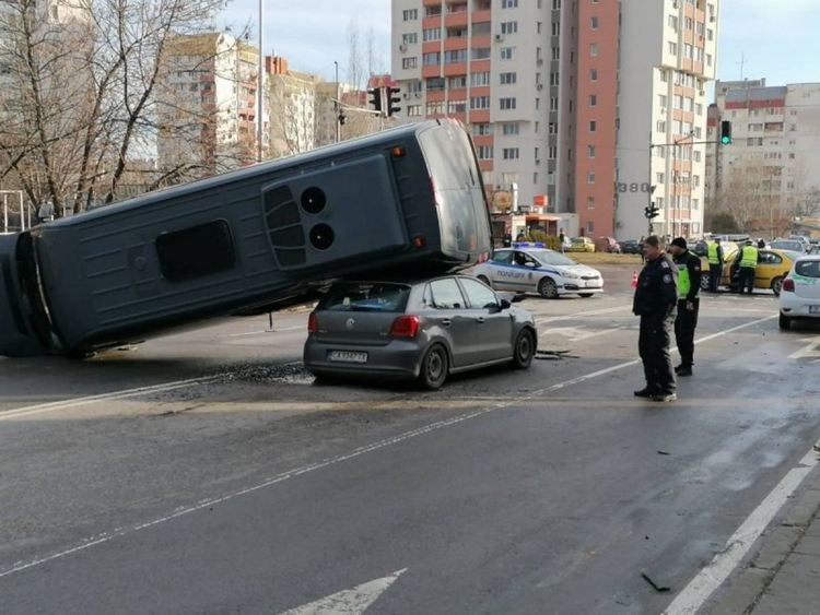 Микробус се обърна върху кола в столичния кв. Младост, няма пострадали