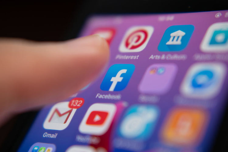 Facebook блокира фалшиви информации за коронавируса