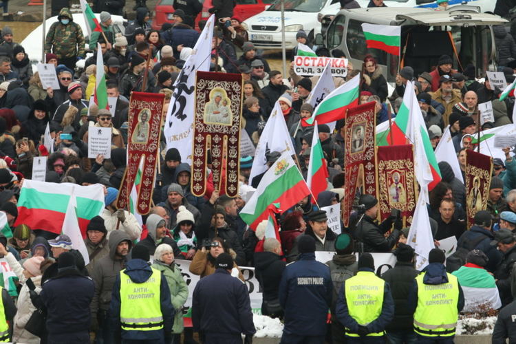 "Възраждане" призовават за национален протест утре, блокираха центъра на София