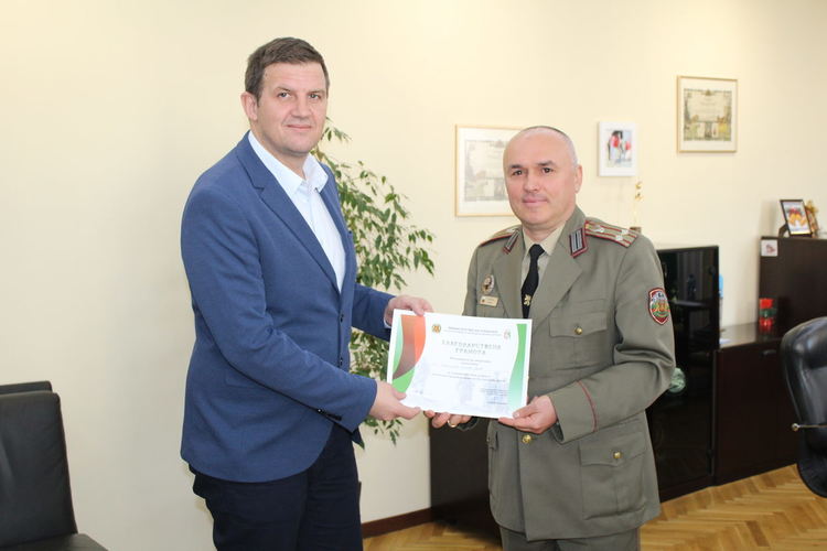 Станислав Дечев с грамота за принос за издигане авторитета на Българската армия