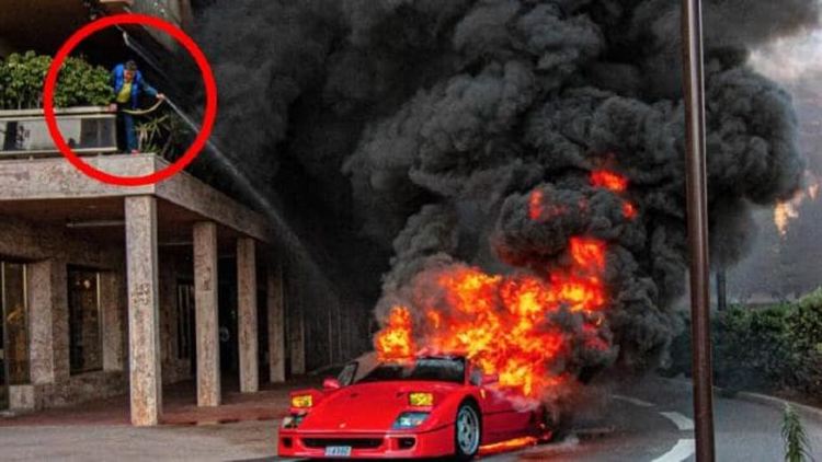 Собственик на пламнало Ferrari F40 гаси с градински маркуч от терасата (видео)