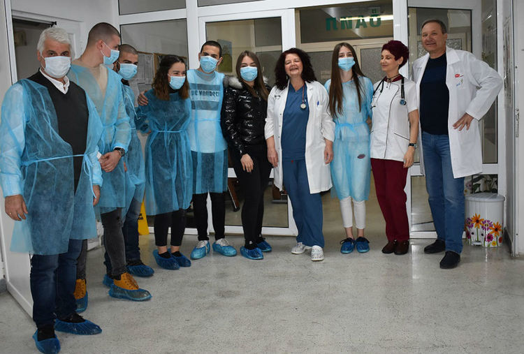 Младежите от ОбМС-Асеновград посетиха болницата, за да вдъхнат надежда на пациентите